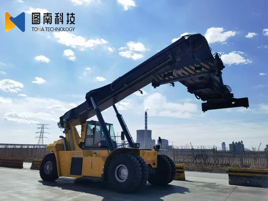 Tona China, potente container reach stacker Tr45 da 45 tonnellate nel porto